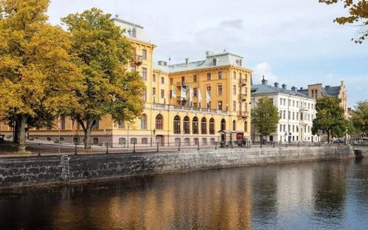 Grand-hotellet vid Gavleån i centrala Gävle med höstträd