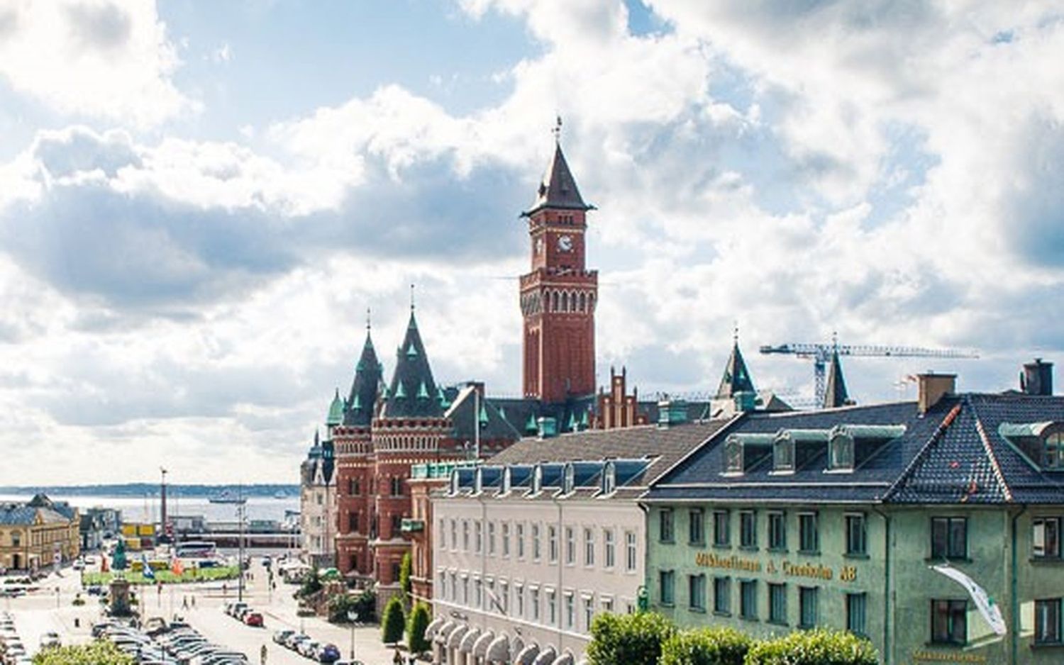 Helsingborg med rådhuset och hamnen