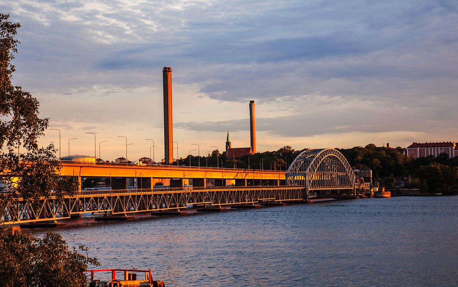 Lidingöbron över Lilla Värtan i kvällsljus