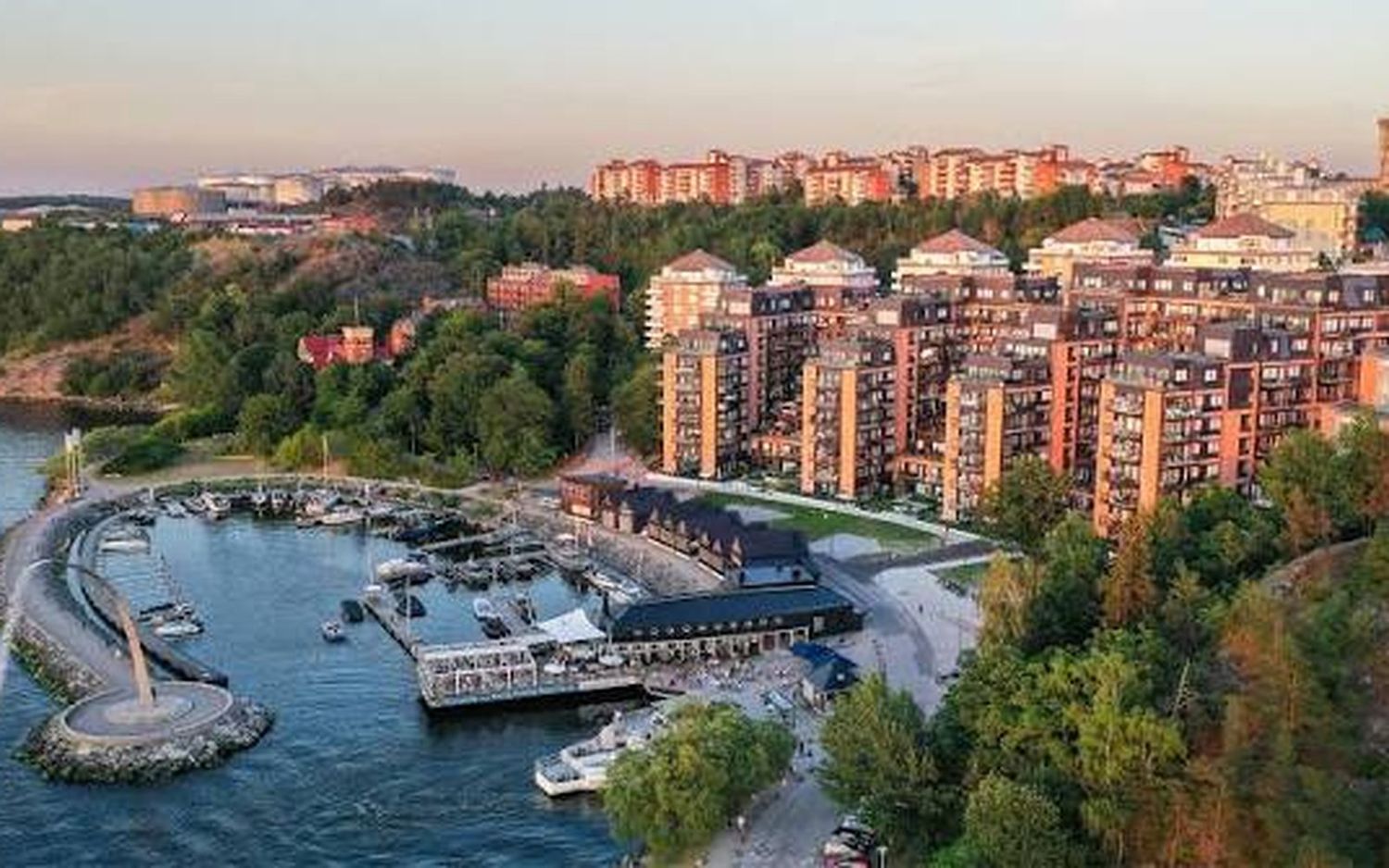 Modern bostadsbebyggelse och småbåtshamn i Nacka