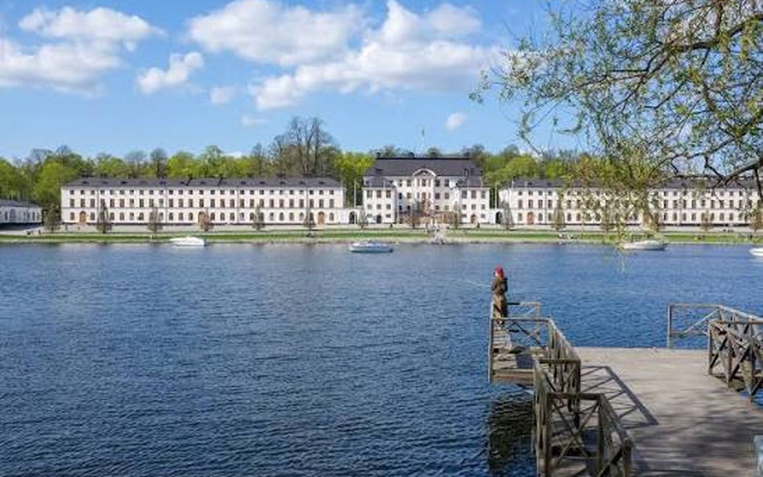 Karlbergs slott vid Karlbergssjön i Solna