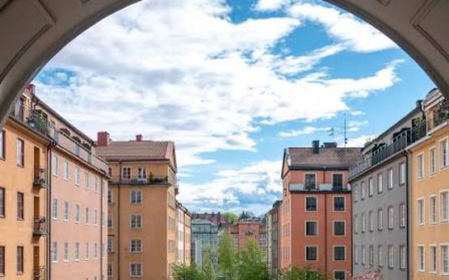 Gata i Vasastans stenstad sedd genom ett valv